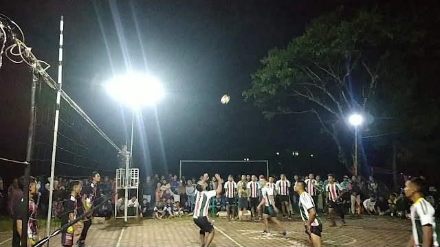 Anggota Satgas TMMD ke 113 Turut Bertanding Bola Voli, Warga Cepoko Beri Apresiasi Kepada TNI