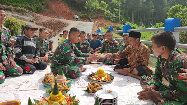 Jembatan Selesai Dibangun TNI, Warga Gelar Syukuran