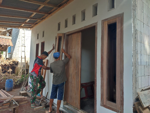 TMMD ke 113 Kodim Ponorogo : Hari Ini Proyek RTLH Milik Imam Prayogo Sudah Terpasang Daun Jendela