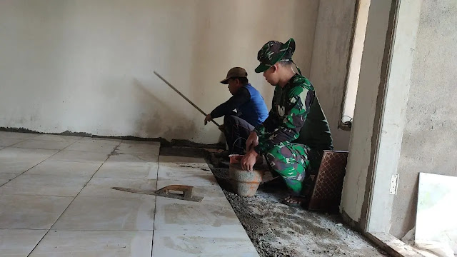 TMMD ke 113 Kodim Ponorogo : RTLH Milik Bu Damitun Terpasang Keramik