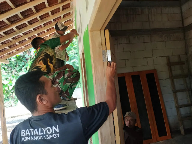 TMMD ke 113 Kodim Ponorogo, Warga Senang Belajar Tukang Bersama TNI