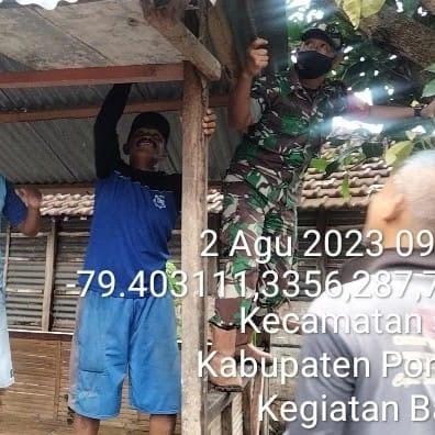 Kerja bakti, Babinsa Kodim 0802/Ponorogo Perbaiki Pos Kamling Bersama Warga