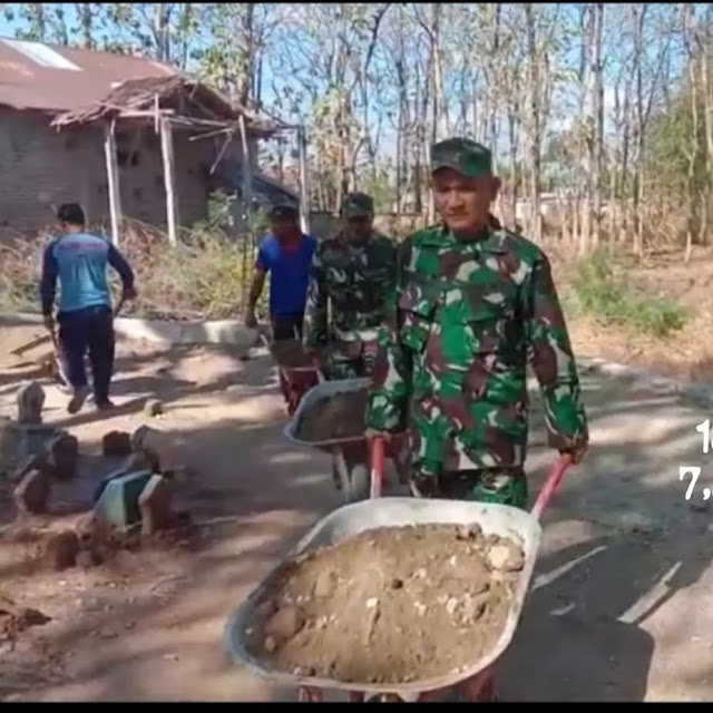 Gotong Royong, Anggota Kodim 0802/Ponorogo dan Warga Cor Tanggul Makam