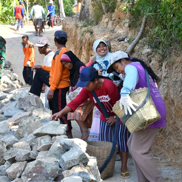 Gigihnya Ibu Ibu Dalam Menyukseskan Program TMMD ke 121 Tahun 2024 Kodim 0802/Ponorogo