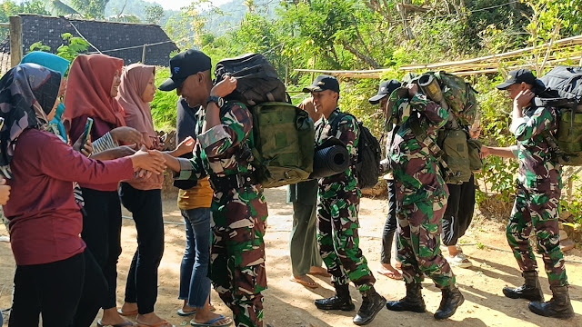Air Mata Warga Iringi Satgas TMMD 121 Selur : Sudah Saya Anggap Anak Sendiri