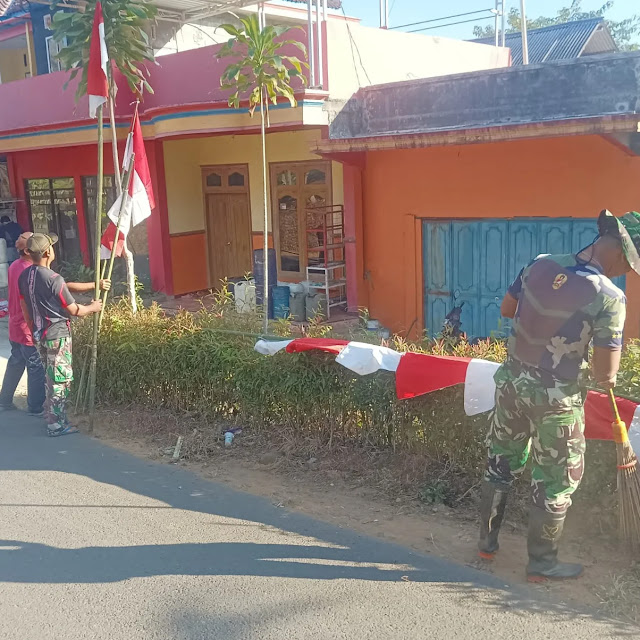 Anggota Satgas TMMD ke 121 Desa Selur Juga Bantu Warga Pembersihan Lingkungan