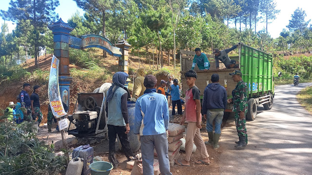 Bahan Material Datang, Warga Antuasias Turunkan Barang