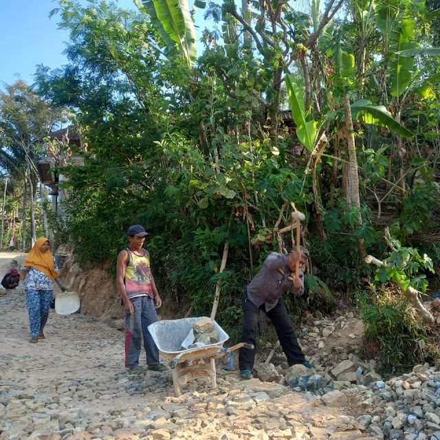 Naluri Prajurit, Anggota Pendim Ikut Aktif Kerja di Sasaran Fisik TMMD ke 121 Selur