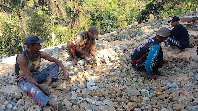 Senang Desanya Dibangun, Saat Istirahatpun Pak Sabar Tetap Kerja