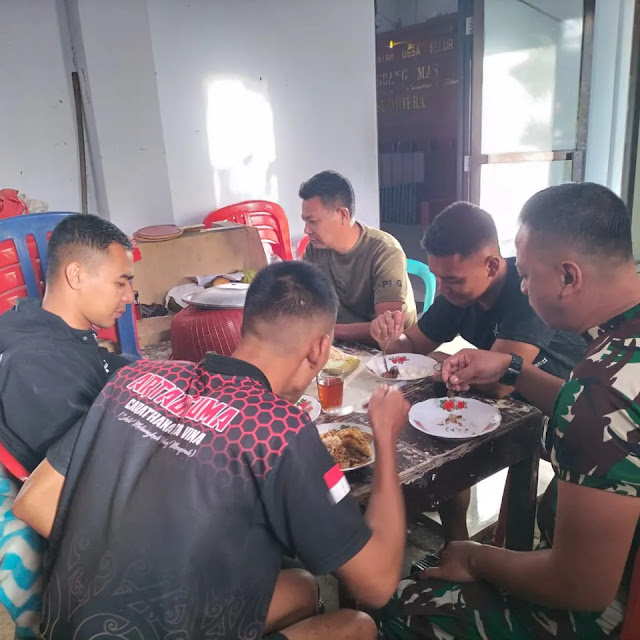 TMMD ke 121 Desa Selur, Warga Senang Bisa Masakkan Bapak Bapak TNI