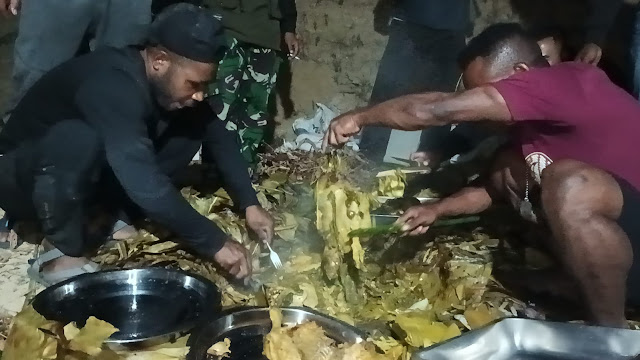 Upacara Bakar Batu Adat Papua Warnai TMMD ke 121 Desa Selur