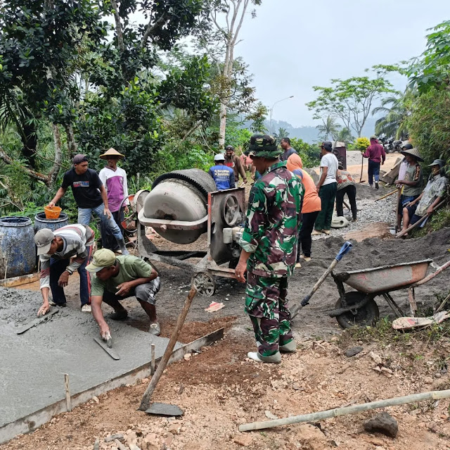 Warga Desa Selur Senang, Kerja Bareng Pak Tentara Tidak Ada Capeknya