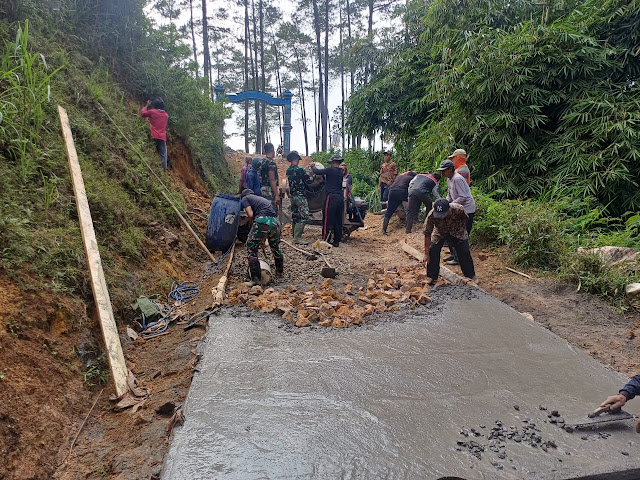 Warga Puji Kinerja Satgas TMMD ke 121 Desa Selur, Pekerjaan Apapun Dilakoni
