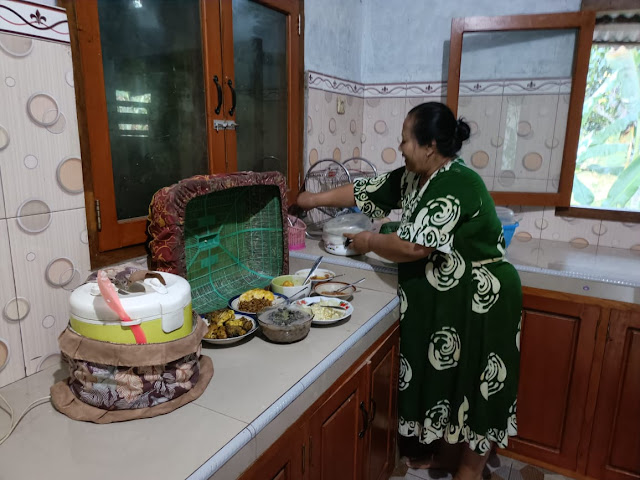 Warga Senang Bisa Masak Buat Anggota Satgas TMMD 121 Selur