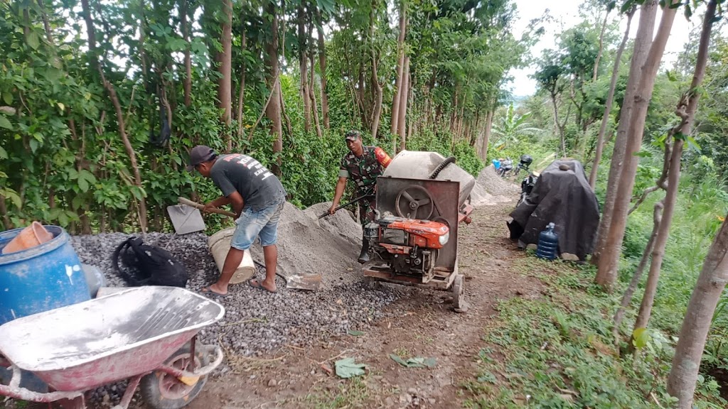 Aktif Bantu Warga, Babinsa Kodim Ponorogo Ikut Kerja Bakti Perbaiki Akses Jalan