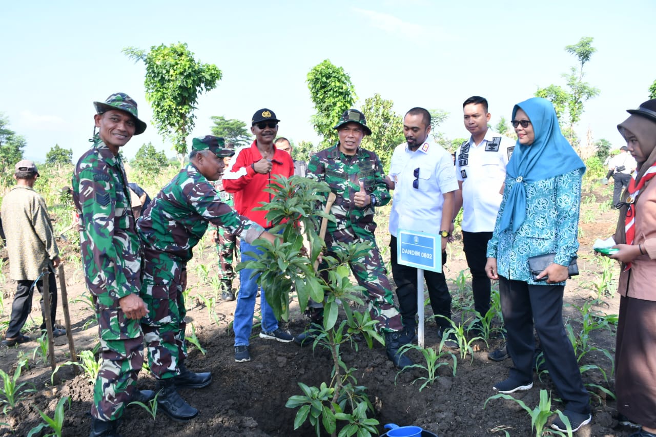 Dandim Ponorogo Bersama Pemkab Ponorogo Nandur Panguriban