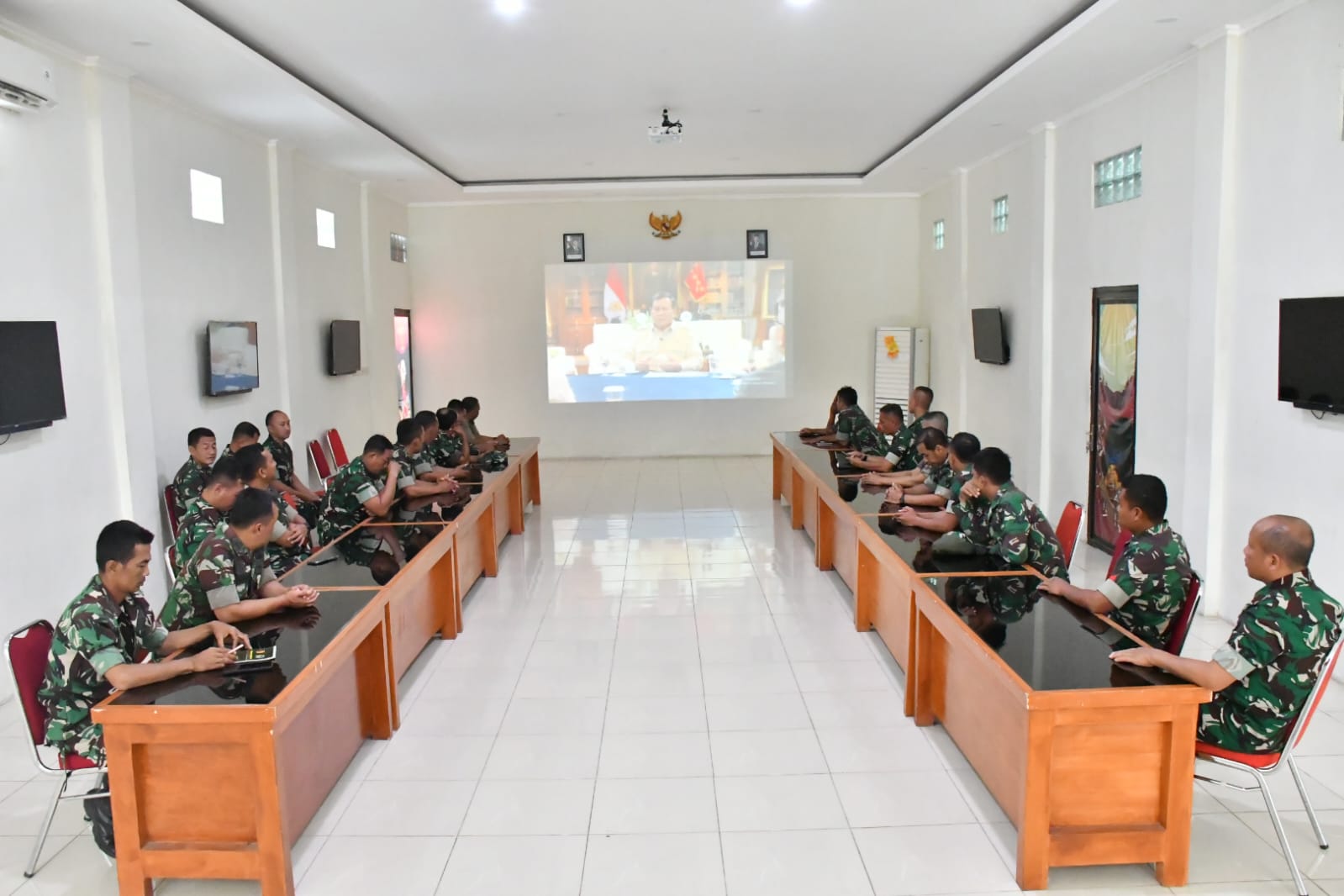 Presiden RI Wawancara Dengan Para Tokoh Senior Jurnalis , Anggota Kodim Ponorogo Nonton Bareng