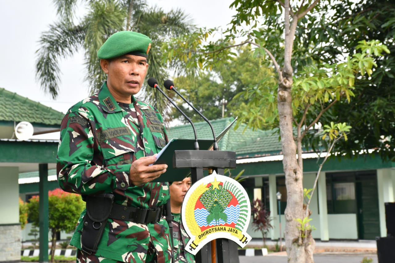 Dandim Ponorogo Baca Amanat Panglima TNI Pada Upacara Bendera 17 April 2025