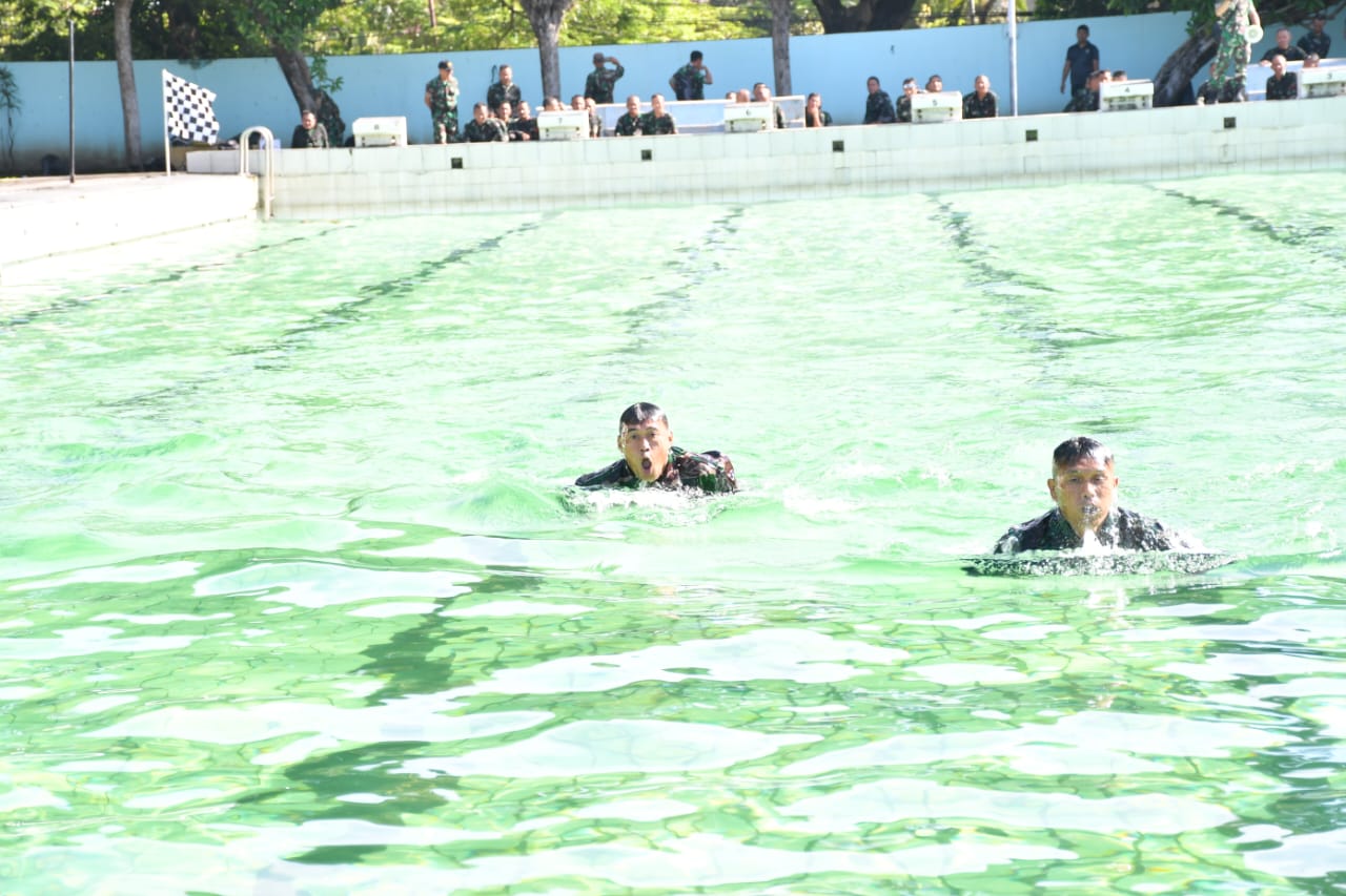 Gelar PSJM, Anggota Kodim Ponorogo Laksanakan Renang Militer