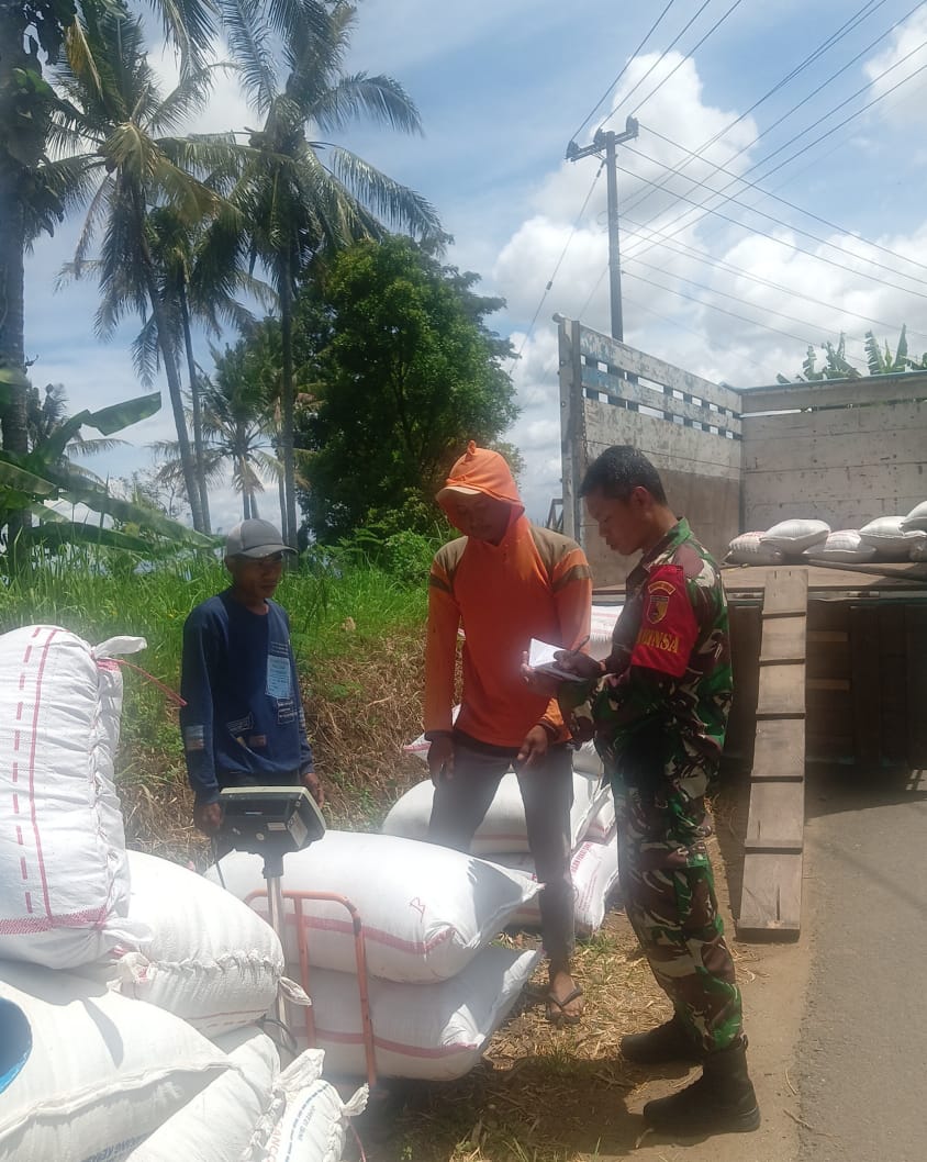 Pastikan Program Sergab Lancar, Anggota TNI Kodim Ponorogo Terus Lakukan Pendampingan