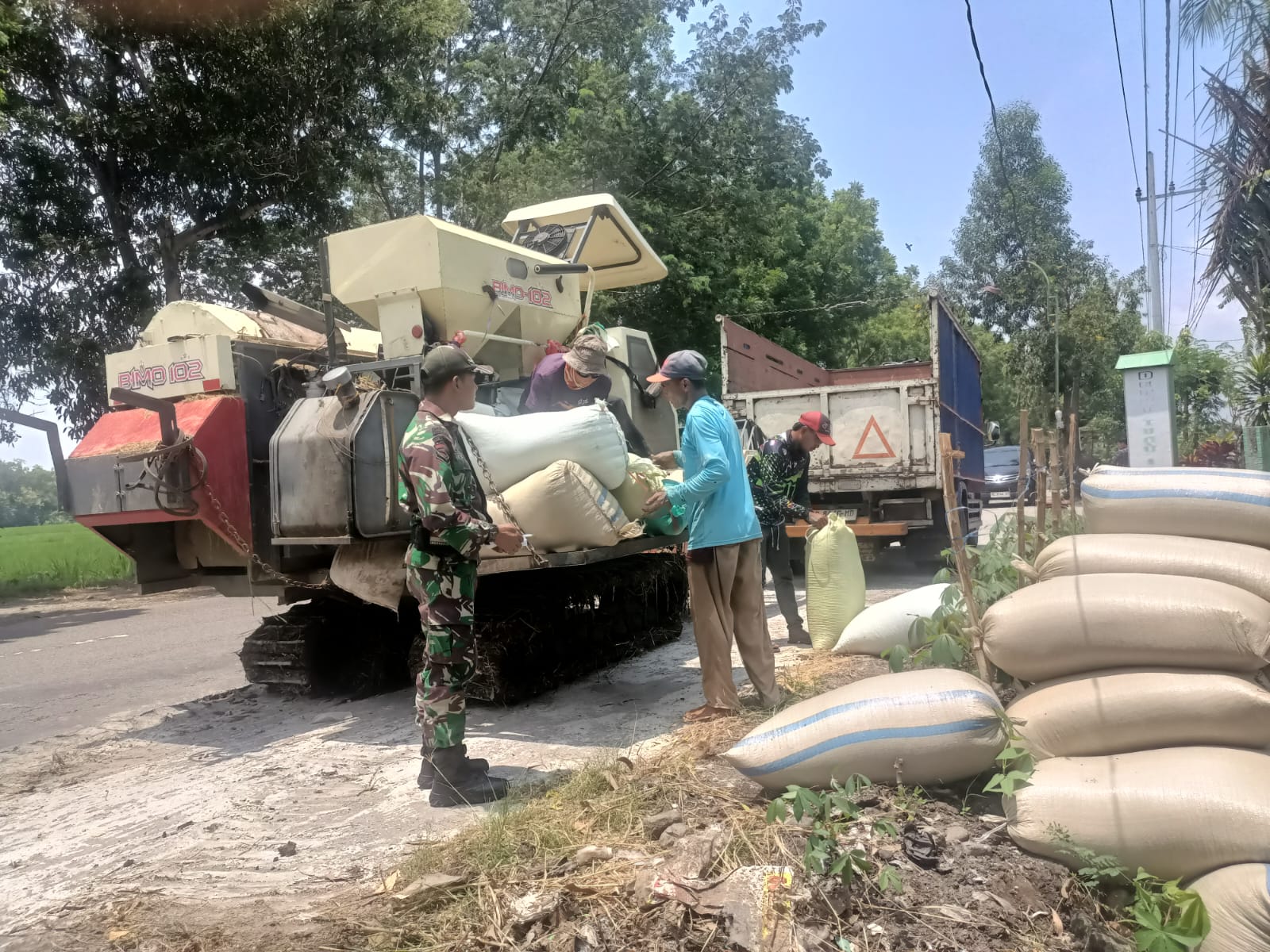 Gencarkan Komsos Sergab, Upaya Anggota TNI Kodim Ponorogo Sejahterakan Petani