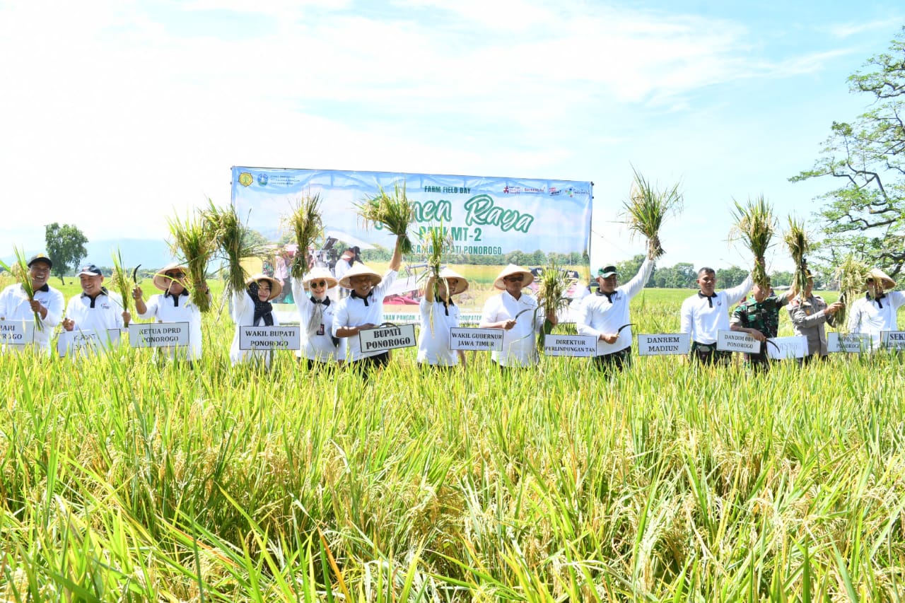 Dandim Ponorogo Dampingi Danrem 081/Dsj Ikuti Gerakan Menanam dan Panen Raya Padi Padi Serentak bersama Presiden RI Secara Virtual