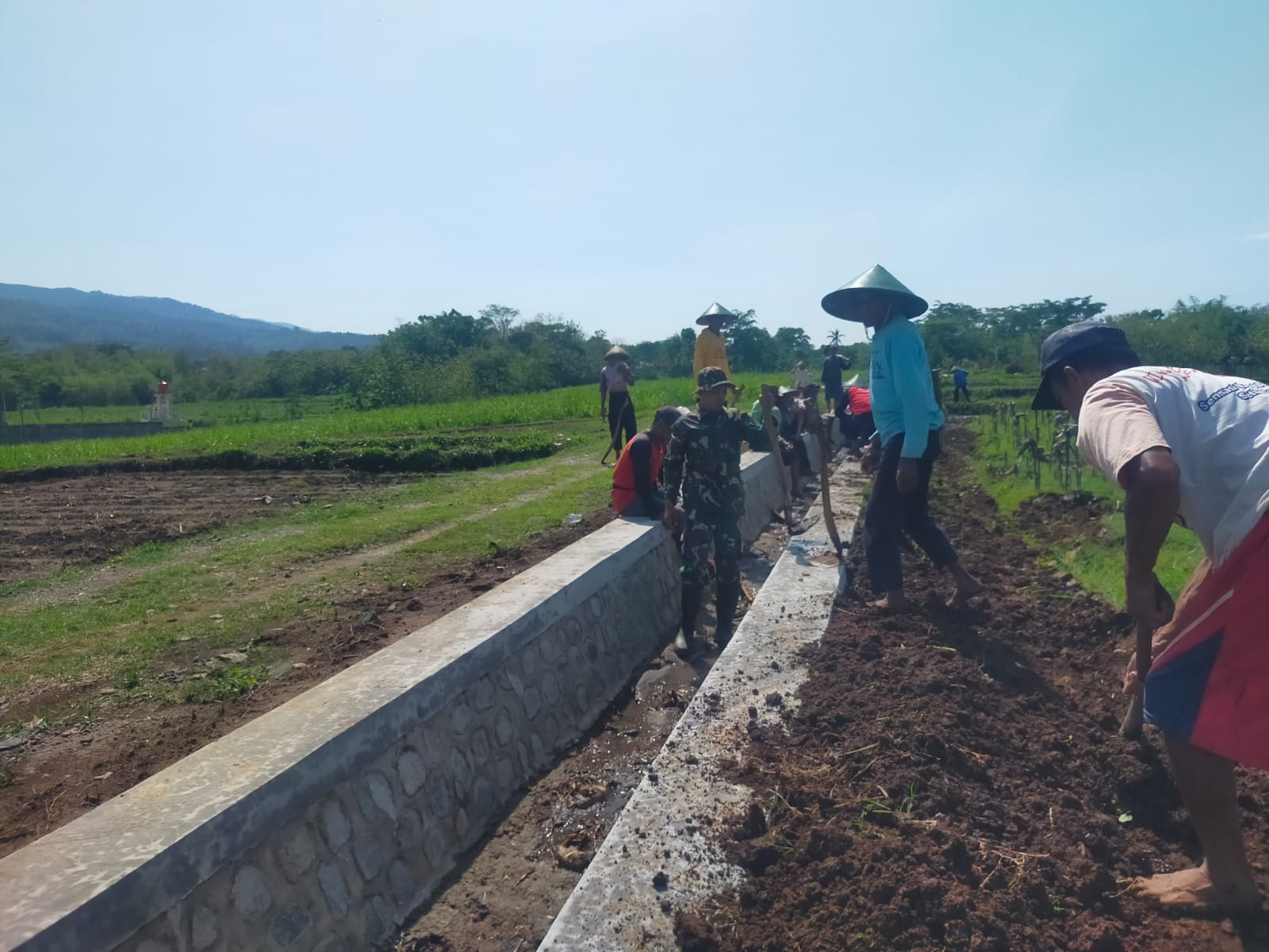 Rajin Bantu Warga, Anggota TNI Kodim Ponorogo ikut Kerja Bakti Bersih Bersih Parit