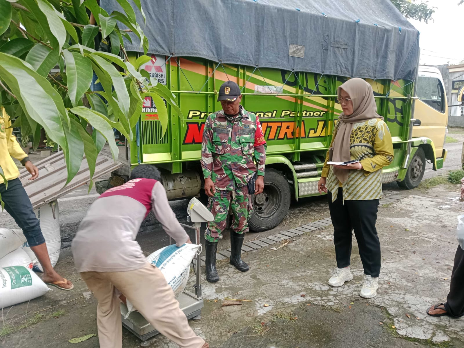 Pastikan Sergab Petani Lancar dan Tepat sasaran, Anggota TNI Kodim Ponorogo Terus lakukan Pendampingan