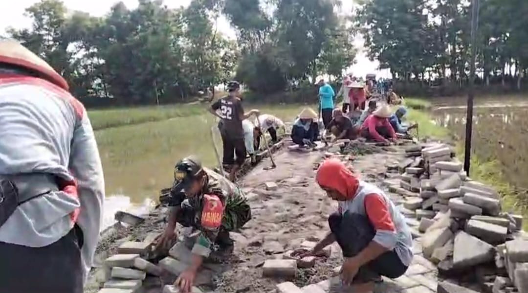 Bangun Desa Bersama Warga, Anggota TNI Kodim Ponorogo Kerja Bakti Perbaikan Jalan