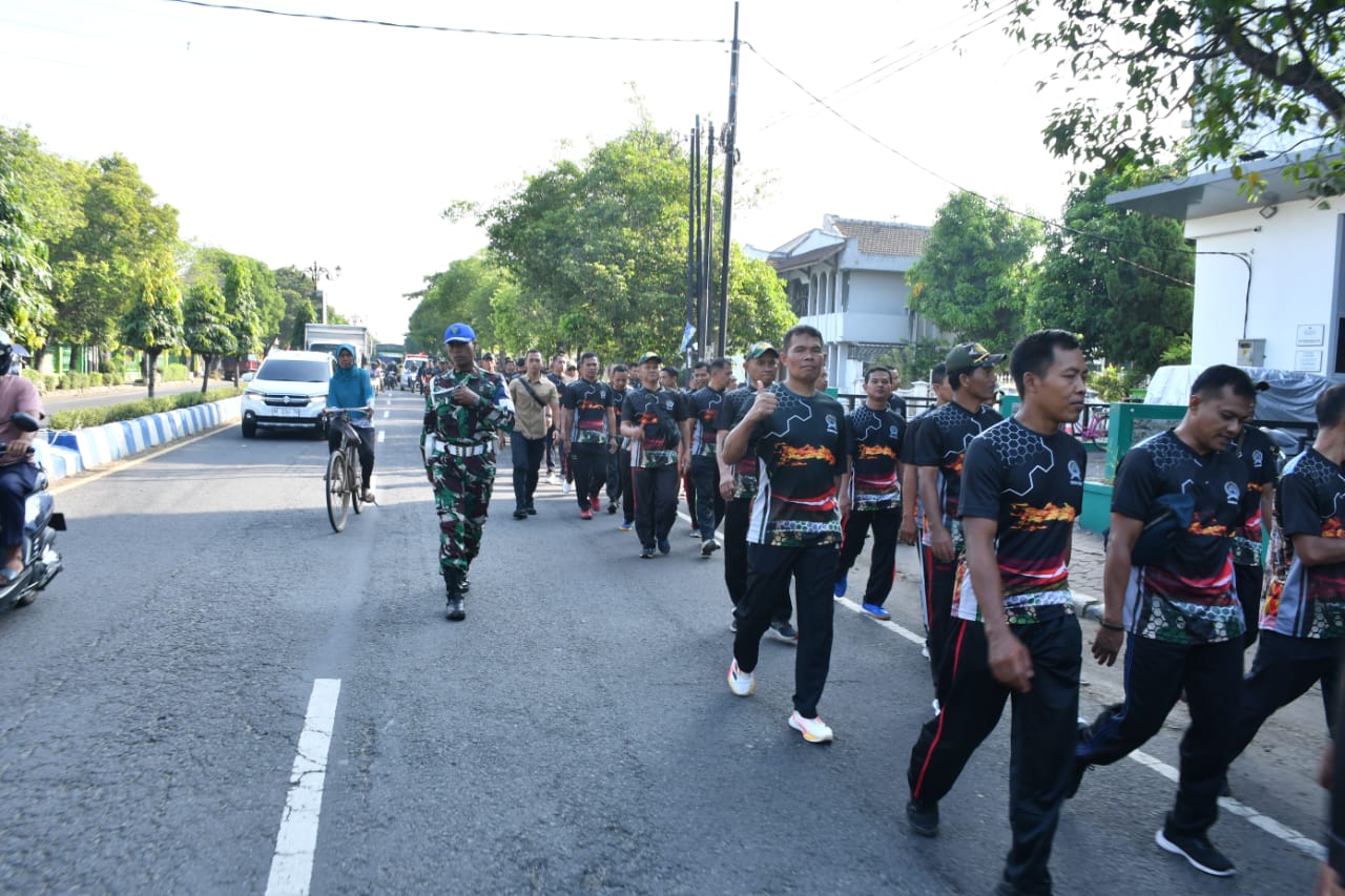 Ajak Bugar Anggota, Dandim Ponorogo Pimpin Olahraga Jalan Santai