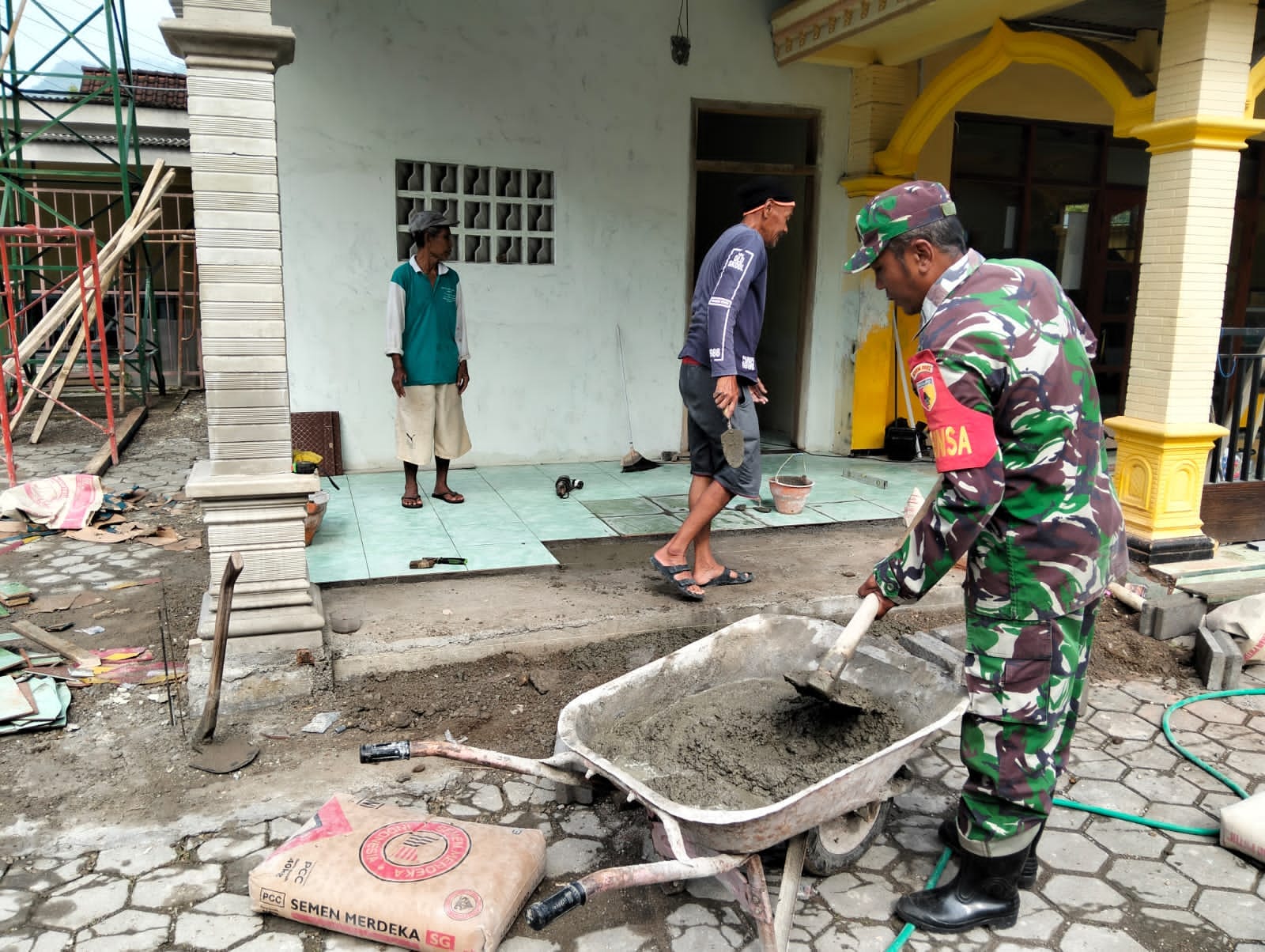 Bantu Warga, Anggota TNI Kodim Ponorogo Ikut Pasang Keramik