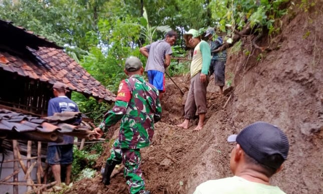 Tembok Rumah warga Jebol Terkena Tanah Longsor, Babinsa Kodim Ponorogo Langsung Beraksi