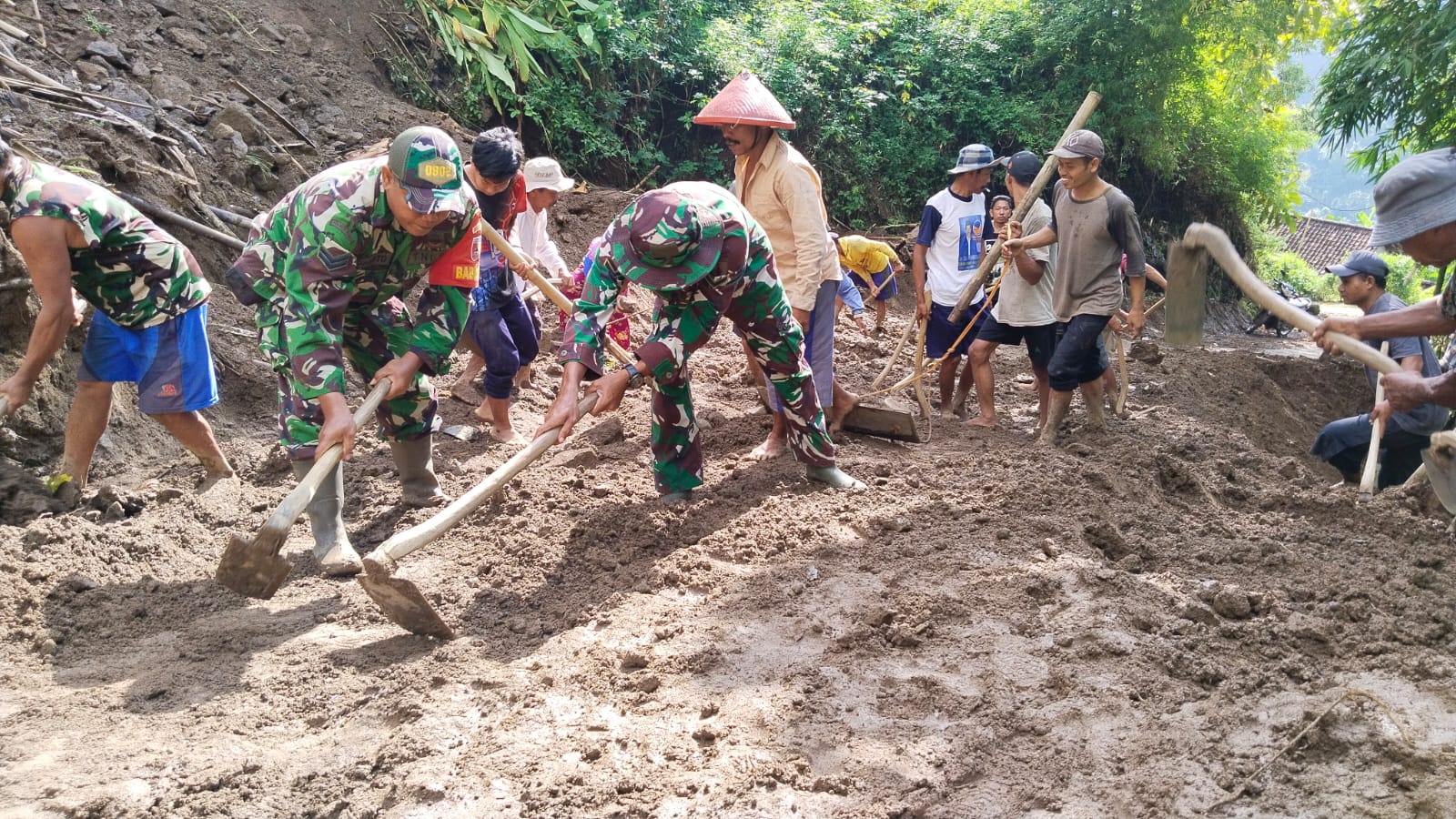Gotong Royong Bangun Desa, Anggota Kodim Ponorogo Ikut Kerja Bakti Pelebaran Jalan