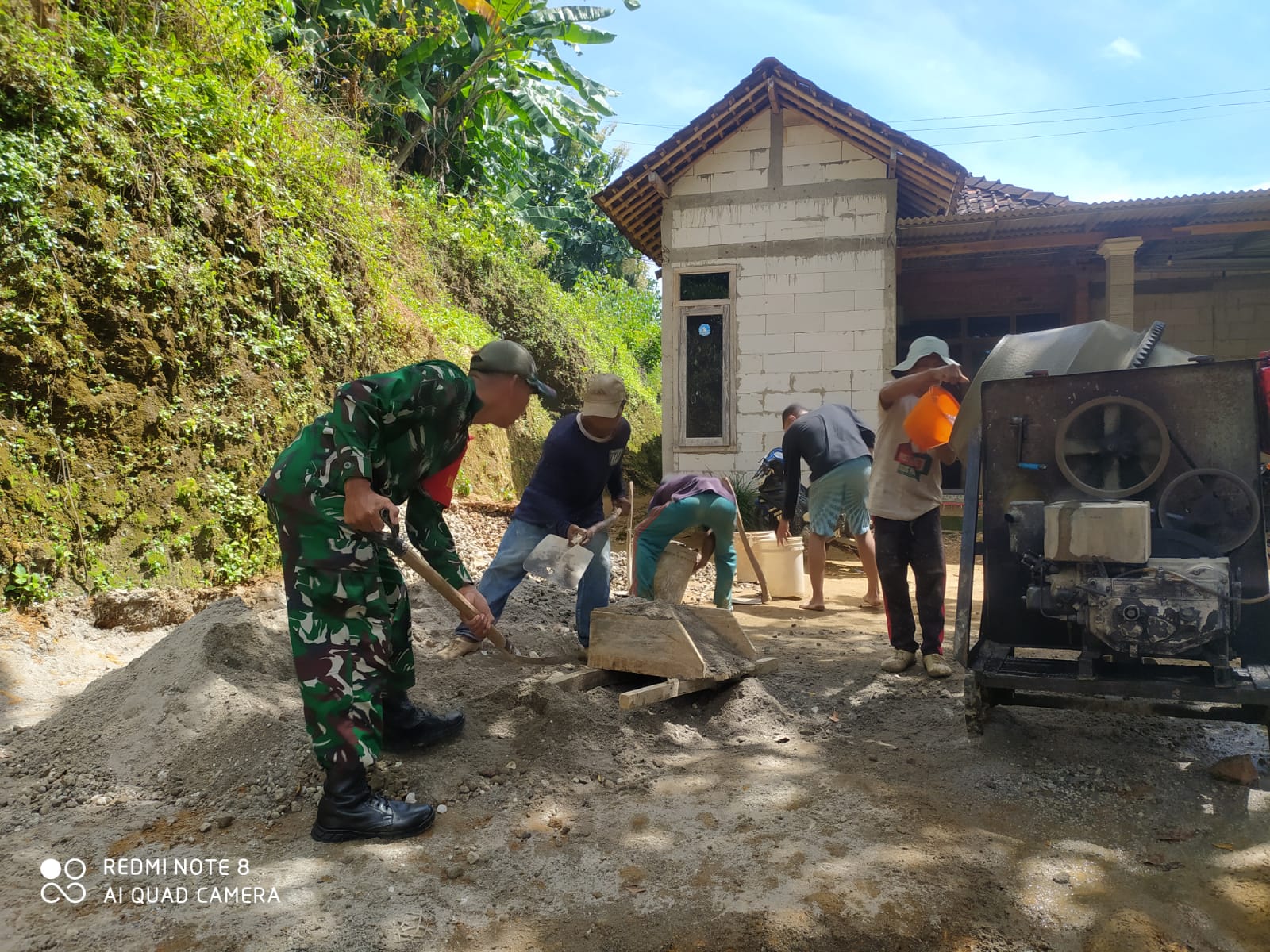 Babinsa Kodim Ponorogo Bantu Warga Perbaikan Jalan