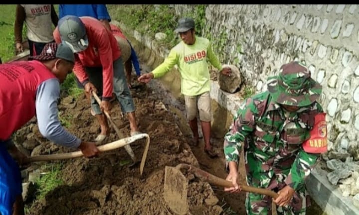 Anggota Kodim Ponorogo Kerja Bakti Pembersihan Saluran Air Bersama Warga Ponorogo