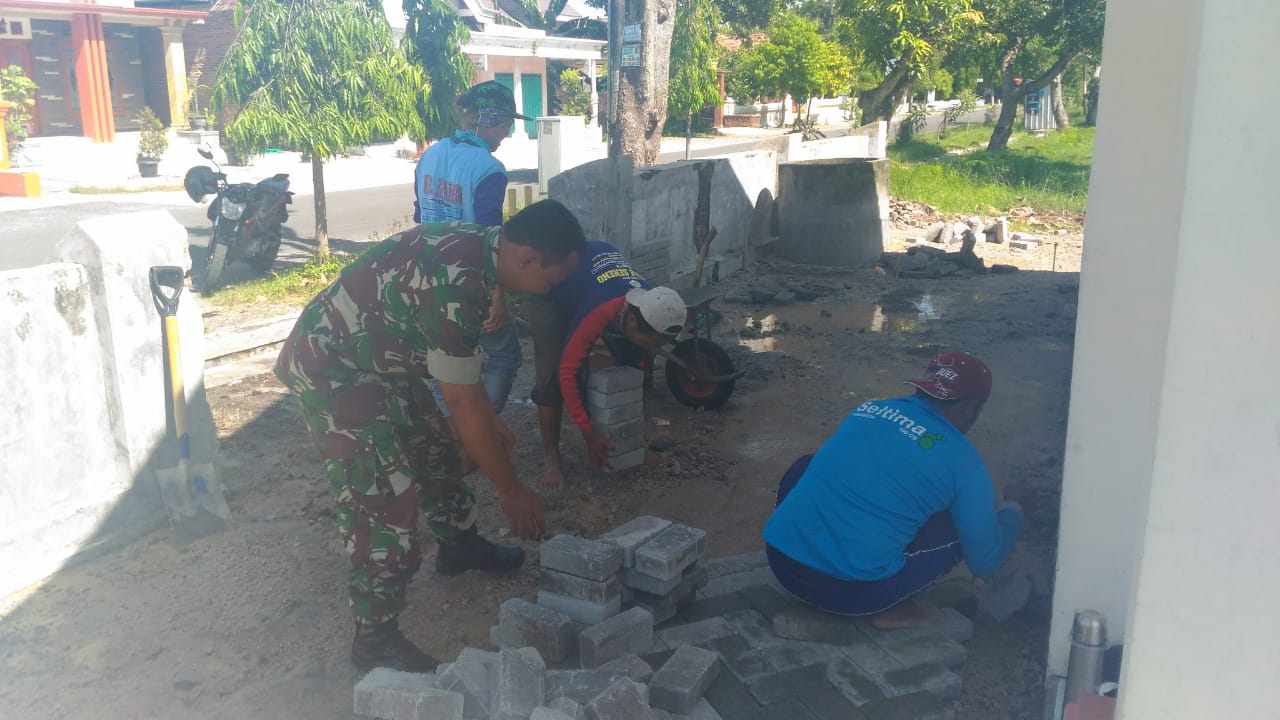 Aktif di Desa Binaan, Babinsa Kodim Ponorogo Bantu Warga Pasang Paving