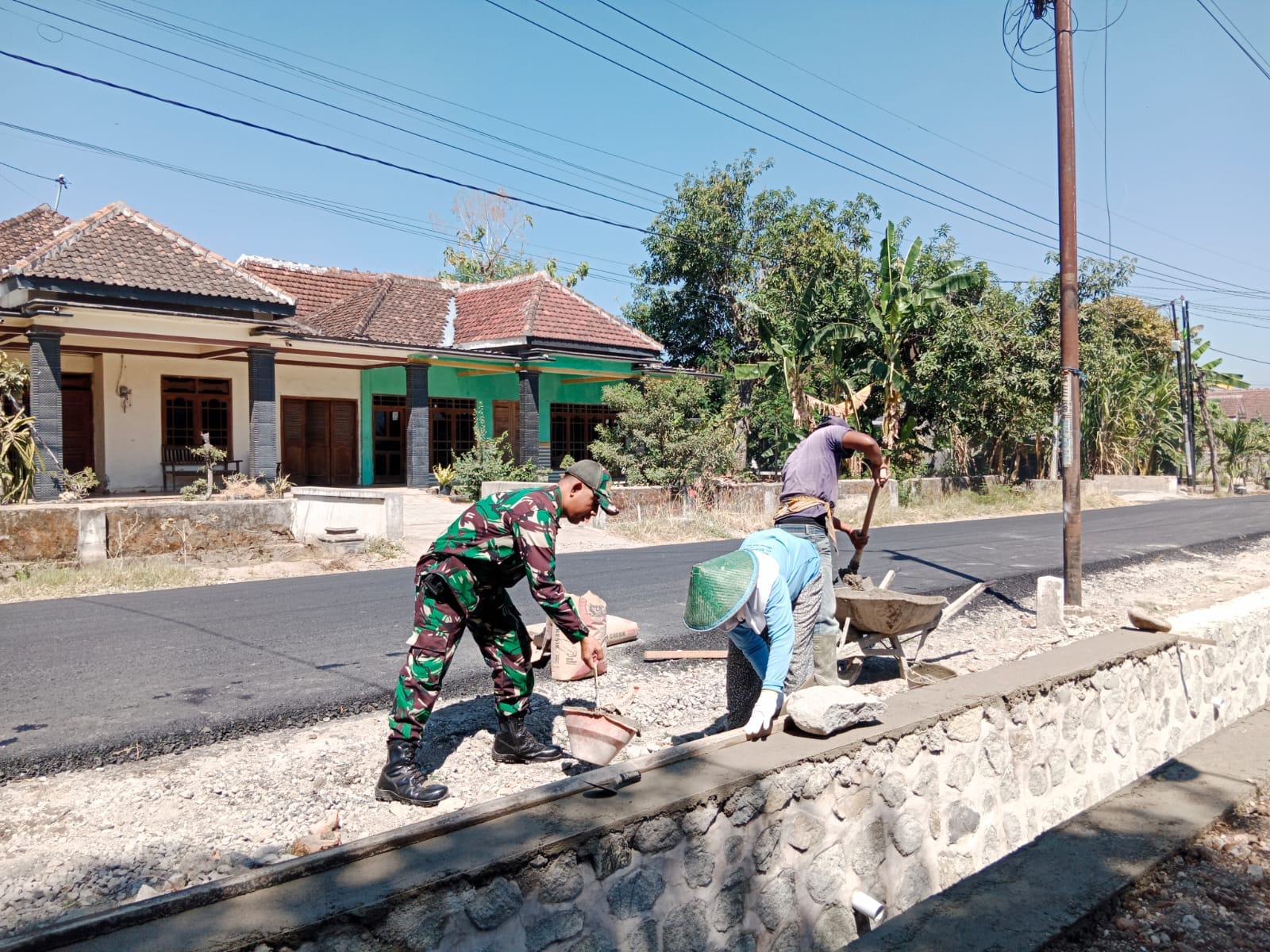 Babinsa Kodim Ponorogo Ikut Kerja Bakti Perbaikan Saluran Irigasi