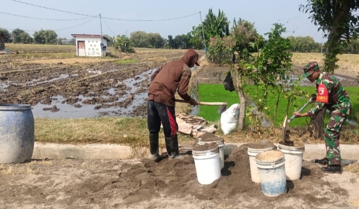 Babinsa Kodim Ponorogo Bantu Warga Buat Saluran Irigasi