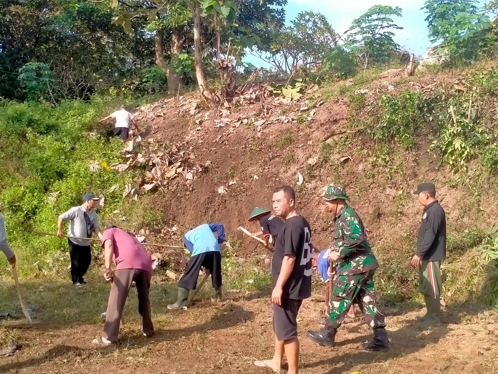 Peringati Hari Lingkunghan Hidup Sedunia, Kodim 0802/Ponorogo Gelar Kerja Bakti Bersama Unsur Terkait