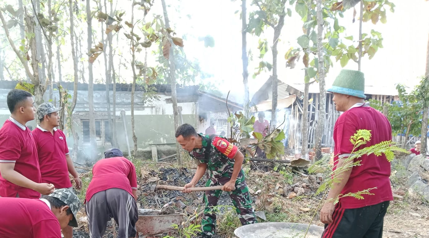 Babinsa Kodim Ponorogo Kerja Bati Bersih Bersih Lingkungan Bersama Warga