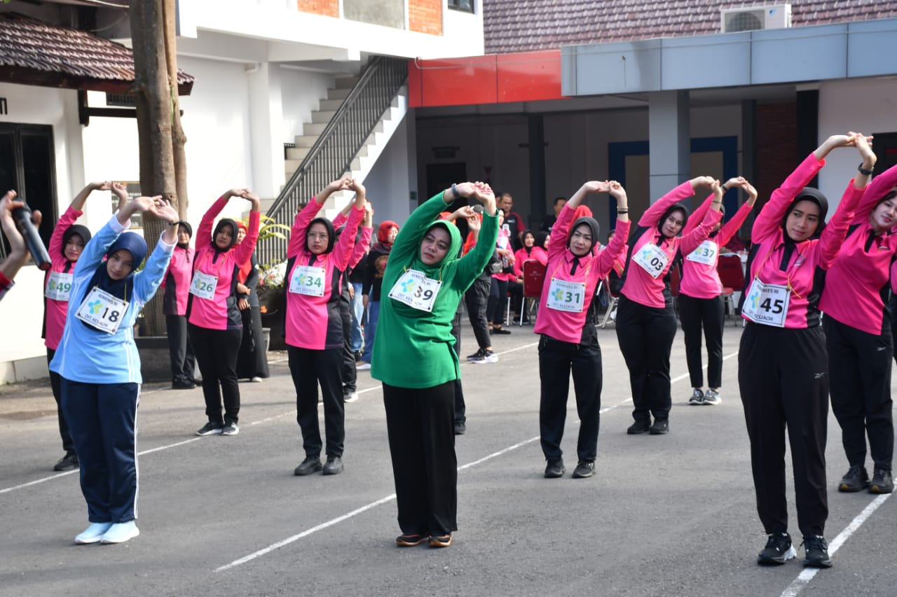 Persit Kodim Ponorogo Turut Ramaikan HUT Bhayangkara ke 79 dengan Aksi Donor Darah dan Olahraga Bersama