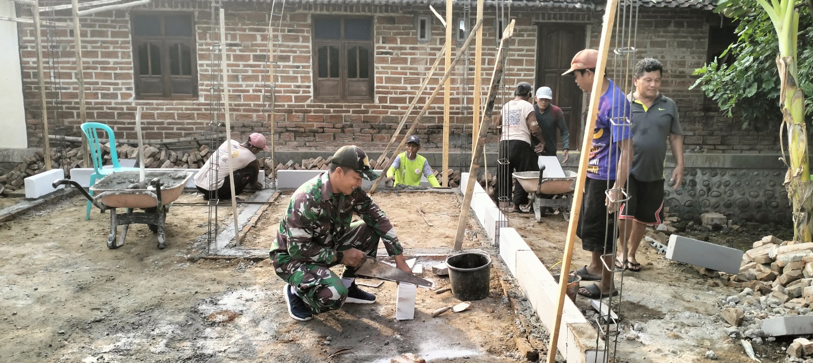 Babinsa Ponorogo Bantu Warga Bangun Rumah