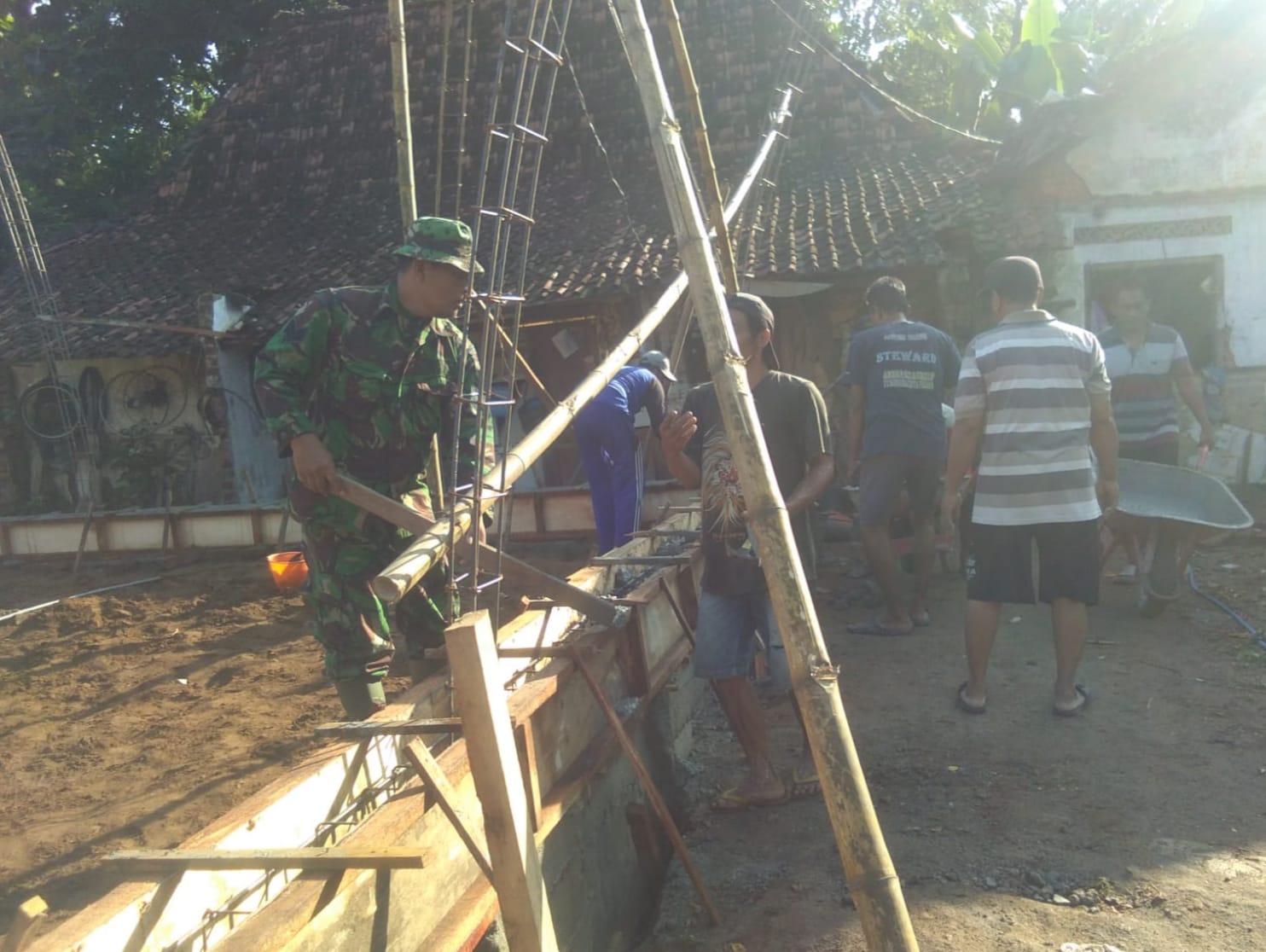 Babinsa Kodim Ponorogo Bantu Warga Bangun Mushala