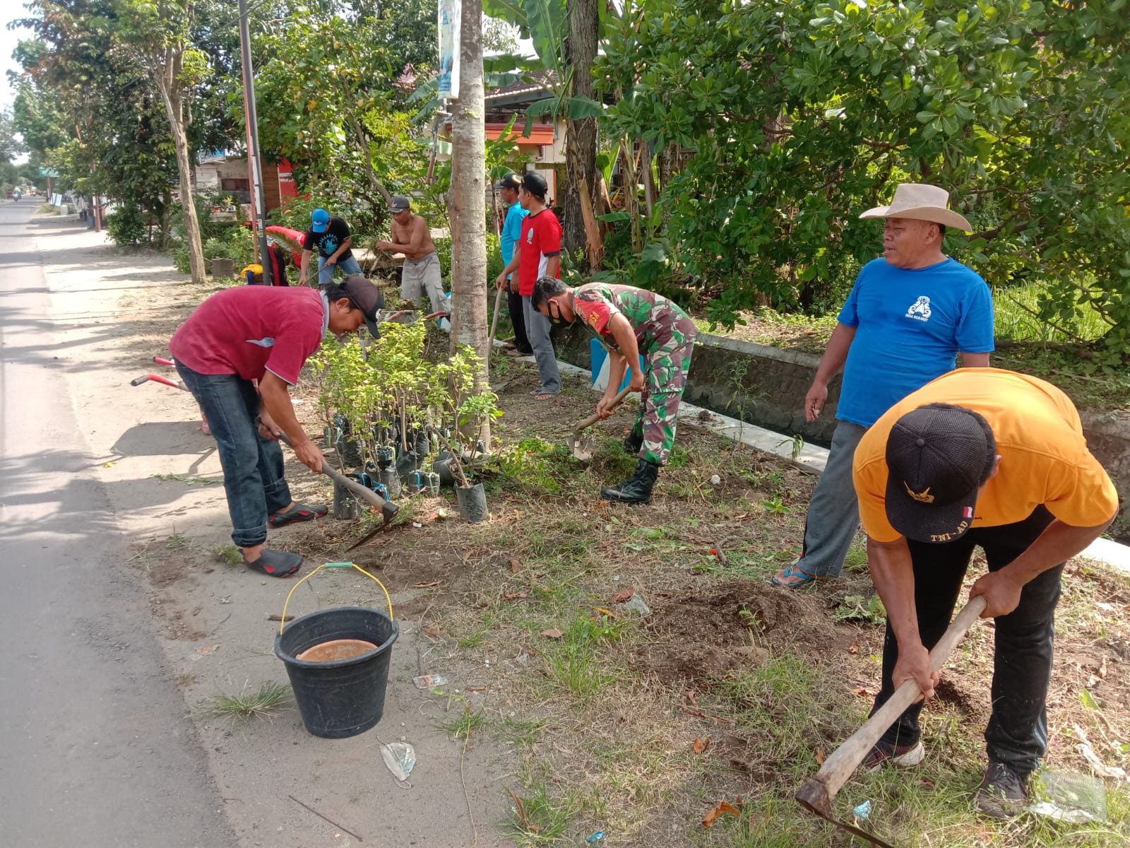 Anggota Kodim Ponorogo Kerja Bakti Bersihkan Lingkungan Bersama Warga