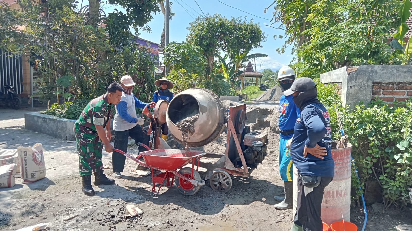 Babinsa Kodim Ponorogo Bantu Warga Rabat Jalan Desa