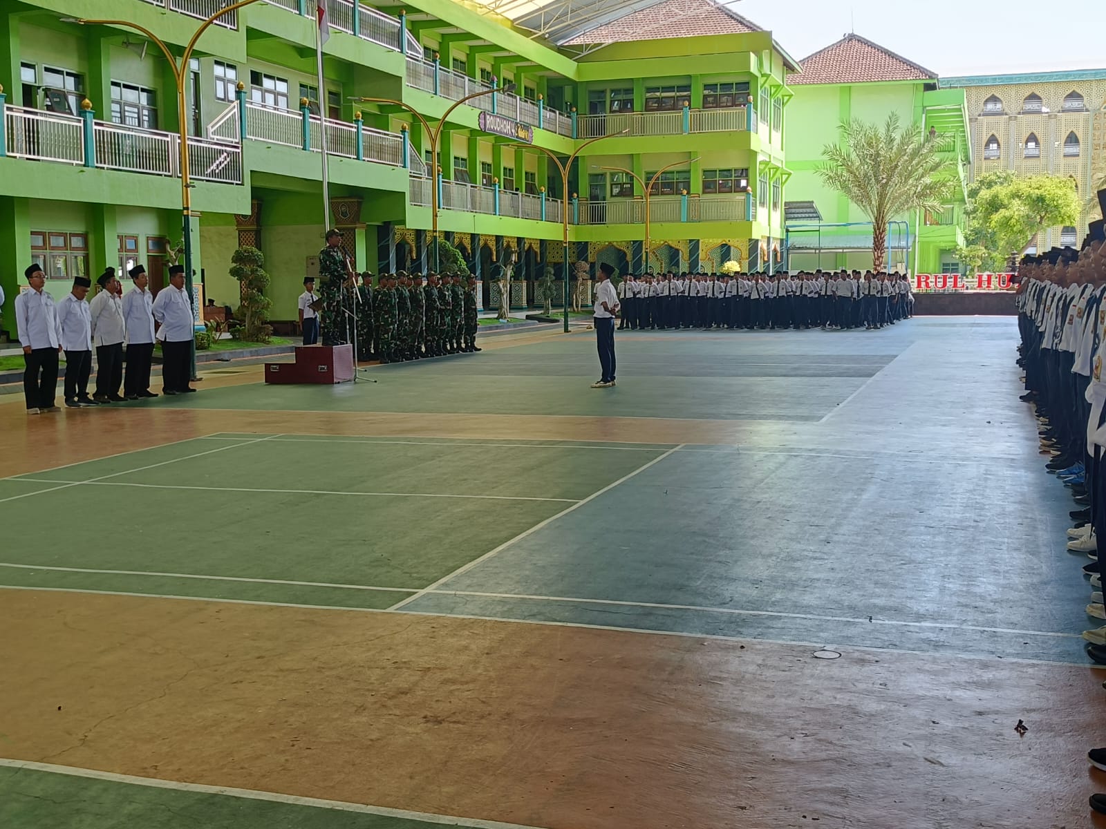 Anggota Kodim Ponorogo Latih Baris Berbaris, Guru dan Siswa Bangga