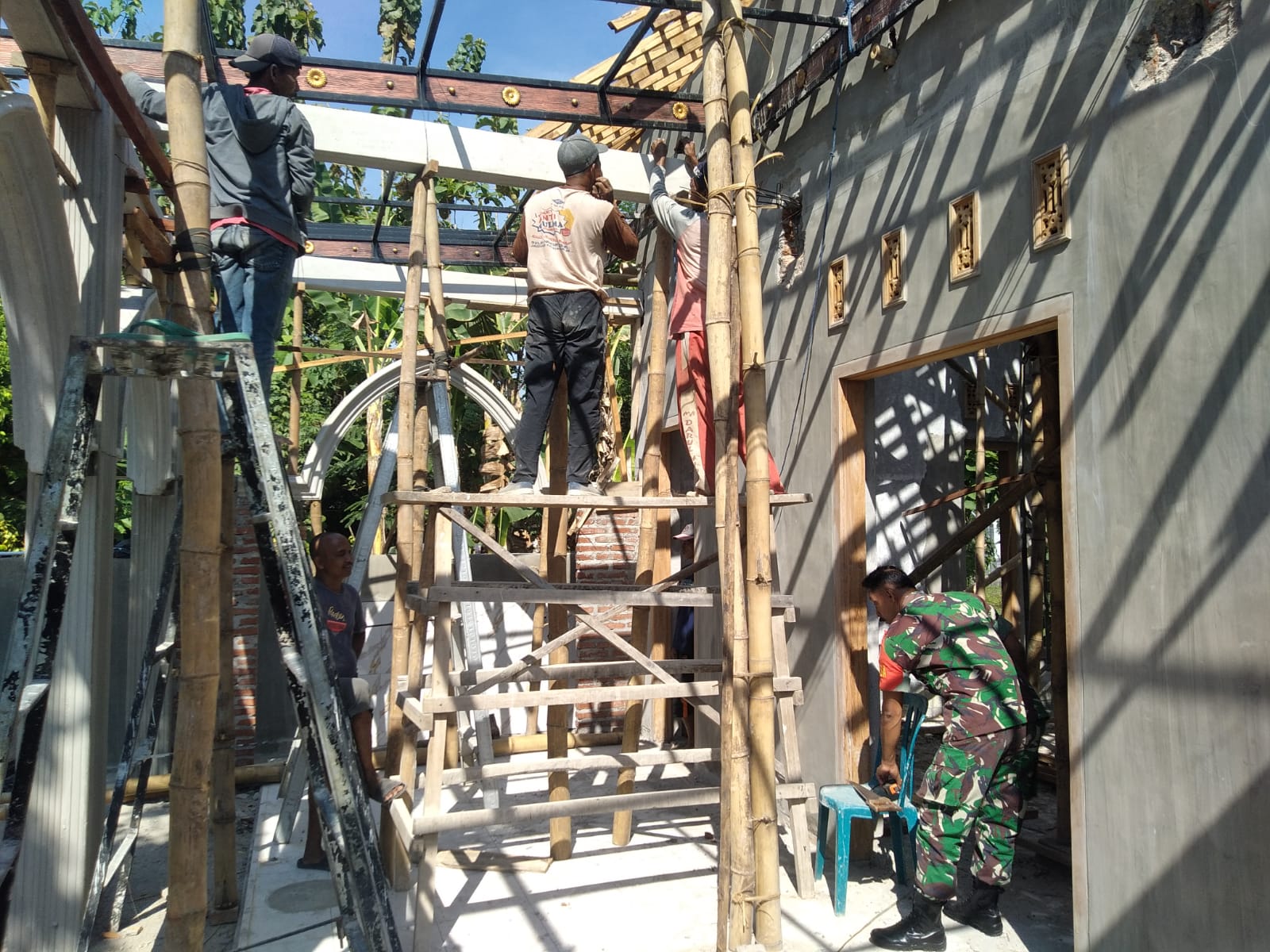 Babinsa Kodim Ponorogo Bantu Warga Renovasi Mushala