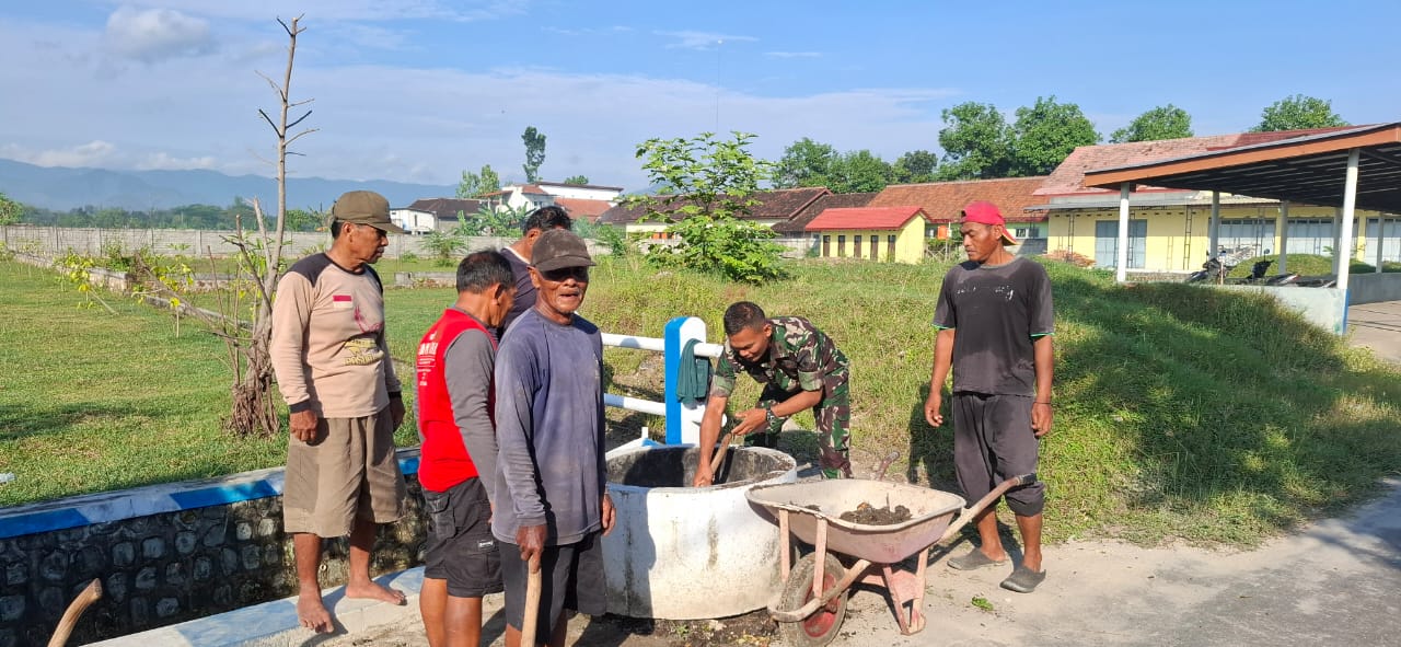 Sambut HUT ke-80 Kemerdekaan RI, Babinsa Kodim Ponorogo Ajak Warga Bersih Bersih Lingkungan