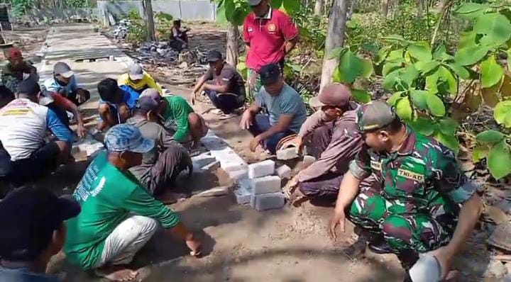 Babinsa Kodim Ponorogo Kerja Bakti Pasang Paving di Jalan Makam