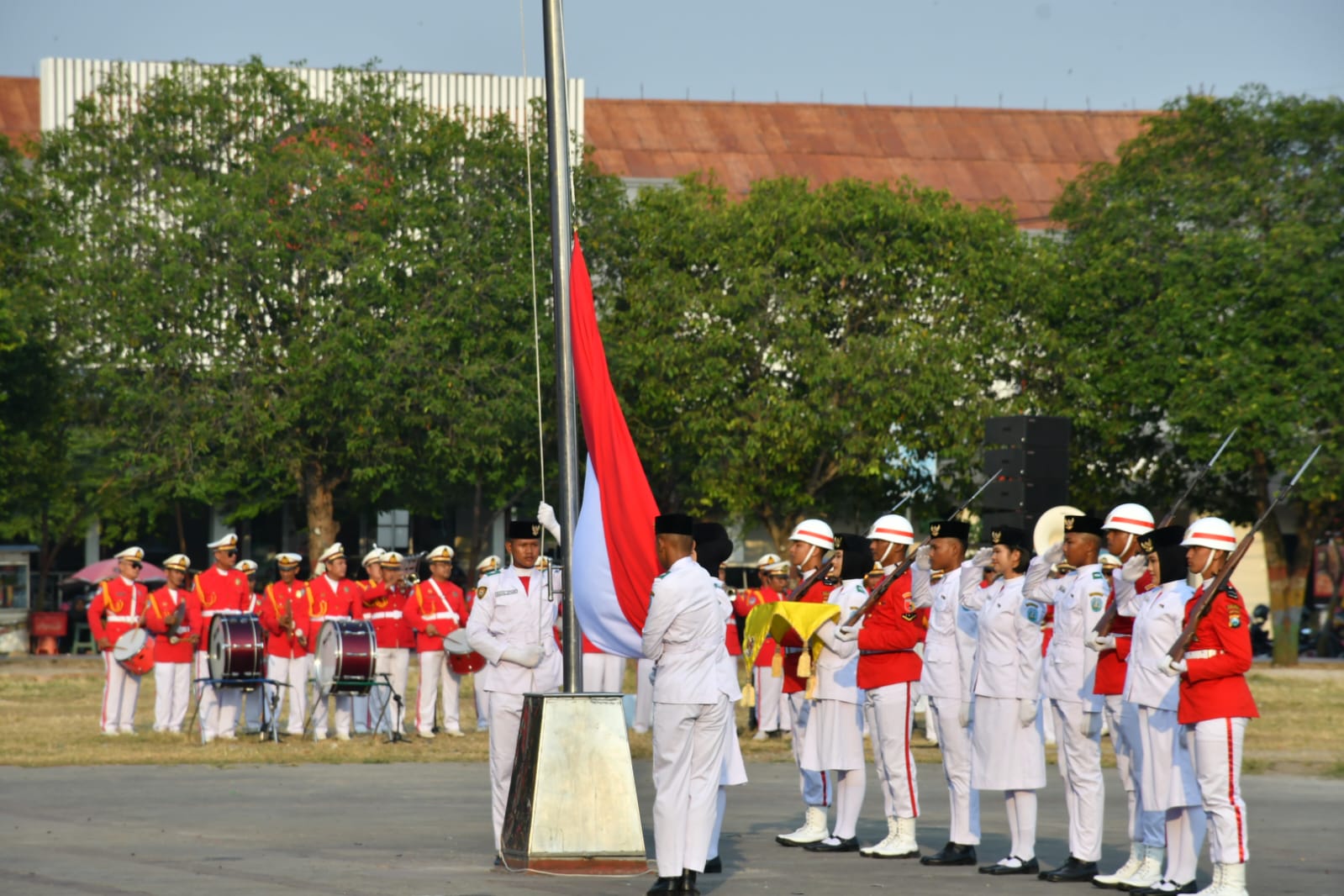 Dandim Ponorogo Hadir Pada Upacara Penurunan Bendera HUT ke 80 Kemerdekaan RI
